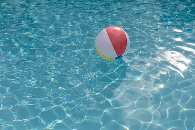 Bunter aufblasbarer Ball, der im Pool schwimmt