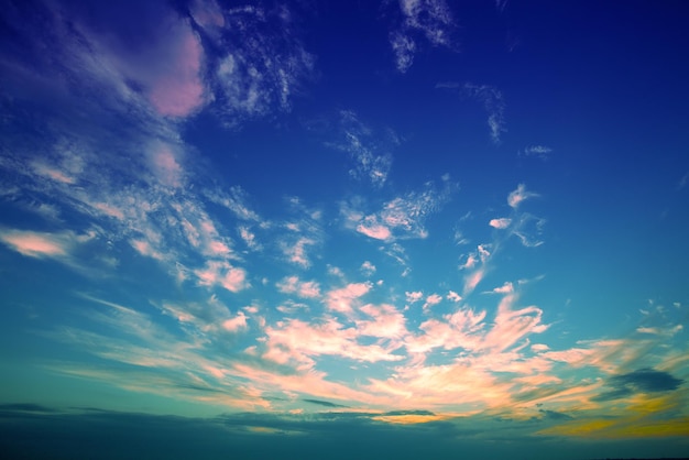 Bunter bewölkter Himmel bei Sonnenuntergang Farbverlauf Himmel Textur abstrakten Natur Hintergrund