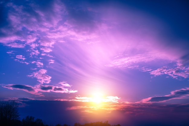 Bunter bewölkter Himmel bei Sonnenuntergang. Farbverlauf. Himmel Textur. Abstrakter Naturhintergrund