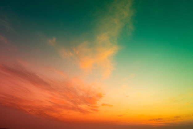 Bunter bewölkter Himmel bei Sonnenuntergang. Farbverlauf. Himmel Textur. Abstrakter Naturhintergrund