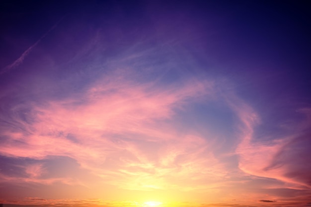 Bunter bewölkter Himmel bei Sonnenuntergang. Farbverlauf