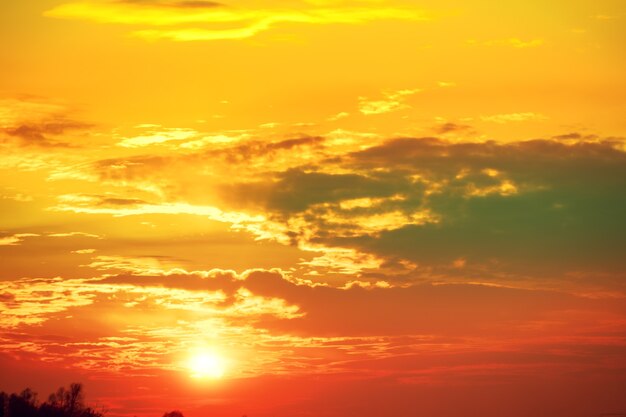 Bunter bewölkter Himmel bei Sonnenuntergang Flammende Sonnenuntergangsverlaufsfarbe