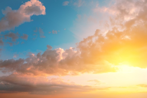 Bunter bewölkter Himmel bei Sonnenuntergang