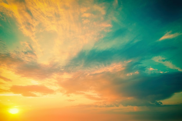 Bunter bewölkter Himmel bei Sonnenuntergang