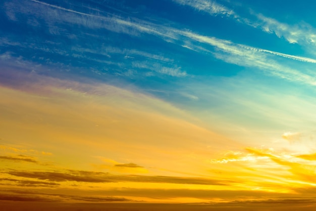 Foto bunter bewölkter himmel bei sonnenuntergang