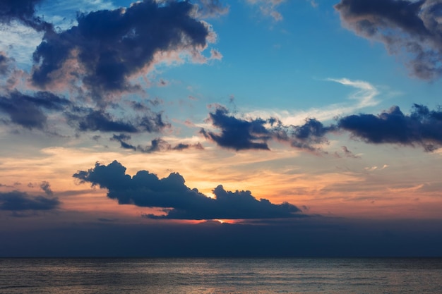 Bunter bewölkter Sonnenuntergang über Ozean