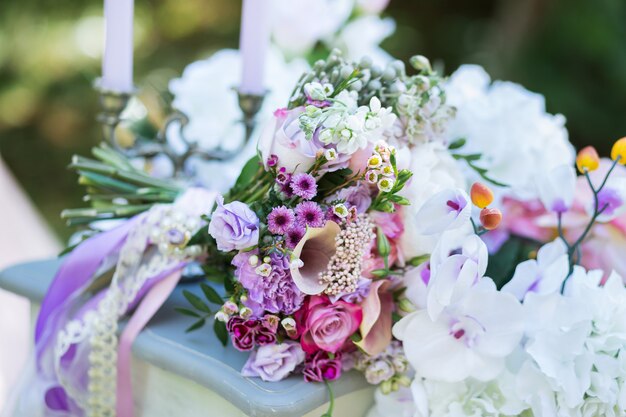 Bunter Brautpastellschöner Blumenstrauß aus verschiedenen Blumen. Hochzeits-Sommer- oder Frühlingsstrauß