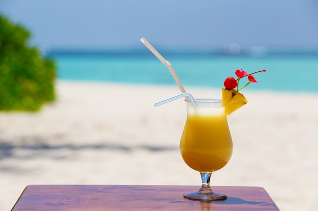 Bunter Cocktail und Getränk am Strand