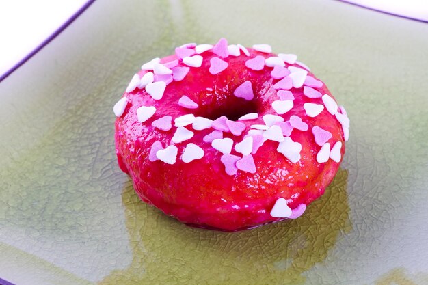 Bunter Donut auf einem Teller