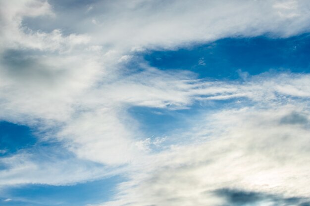 Bunter dramatischer Himmel mit Wolke bei Sonnenuntergang