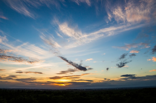 Bunter dramatischer Himmel mit Wolke bei Sonnenuntergang