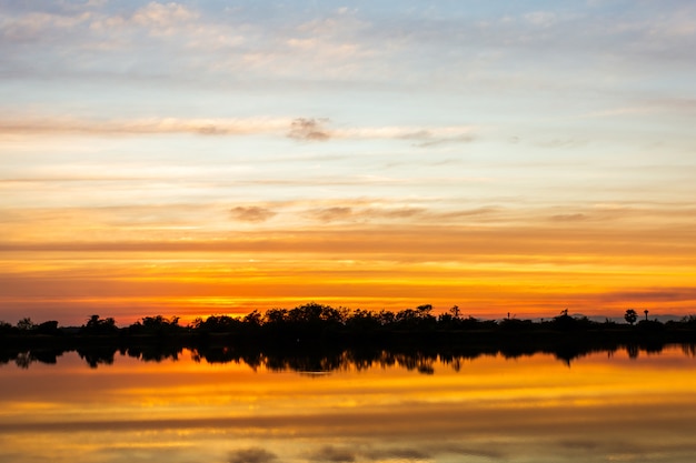 Bunter dramatischer Himmel mit Wolke bei Sonnenuntergang