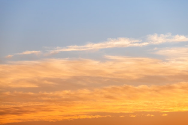 Bunter dramatischer Himmel mit Wolke bei Sonnenuntergang