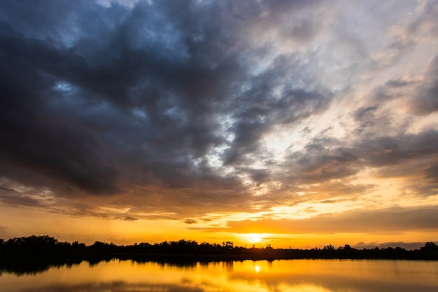 Bunter dramatischer Himmel mit Wolke bei Sonnenuntergang