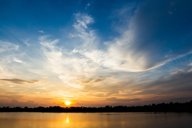 Bunter dramatischer Himmel mit Wolke bei Sonnenuntergang