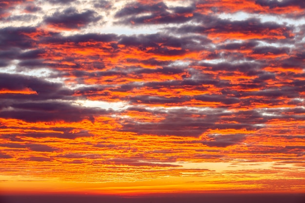 Bunter dramatischer Himmel mit Wolke bei Sonnenuntergang..