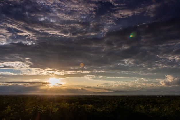 Bunter dramatischer Himmel mit Wolke bei Sonnenuntergang..