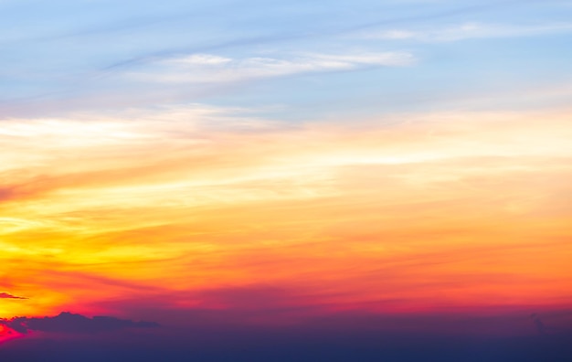 Bunter dramatischer Himmel mit Wolke bei Sonnenuntergangxa