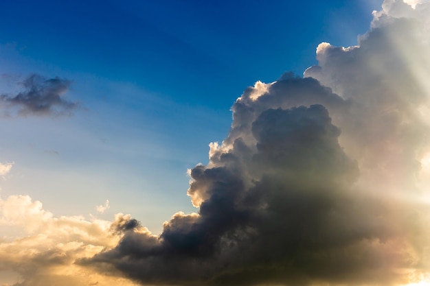 Bunter dramatischer Himmel mit Wolke bei Sonnenuntergangxa