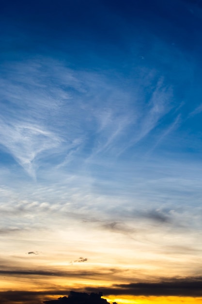 Bunter dramatischer Himmel mit Wolke bei Sonnenuntergangxa