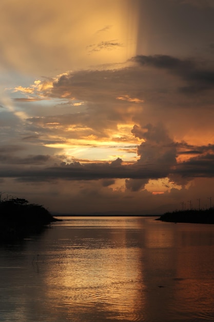 bunter dramatischer himmel mit wolken bei sonnenuntergang. Sonnenuntergang im See