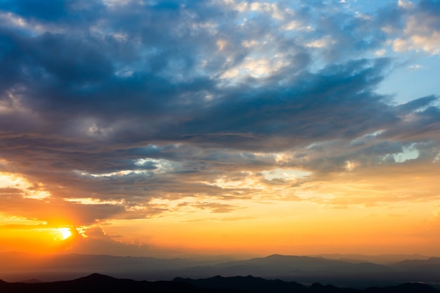 Bunter dramatischer Himmel mit Wolken bei Sonnenuntergang