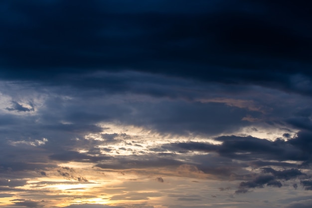 Bunter dramatischer Himmel mit Wolken bei Sonnenuntergang.