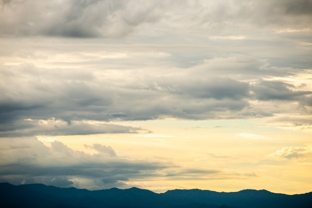 Bunter dramatischer Himmel mit Wolken bei Sonnenuntergang.