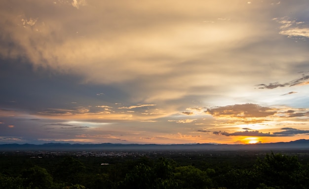 Bunter dramatischer Himmel mit Wolken bei Sonnenuntergang.