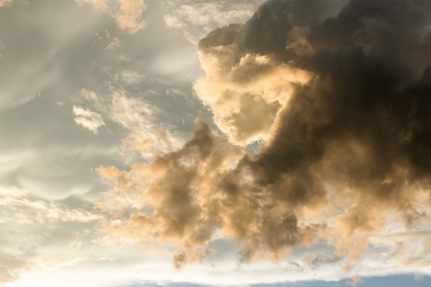 Bunter dramatischer Himmel mit Wolken bei Sonnenuntergang.