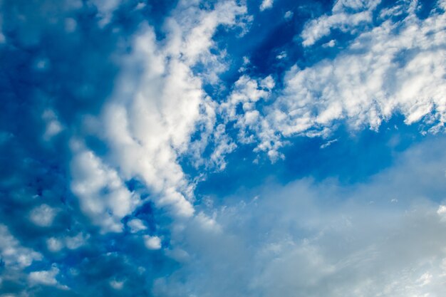 Bunter dramatischer Himmel mit Wolken bei Sonnenuntergang