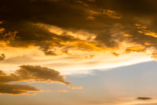 Bunter dramatischer Himmel mit Wolken bei Sonnenuntergang.