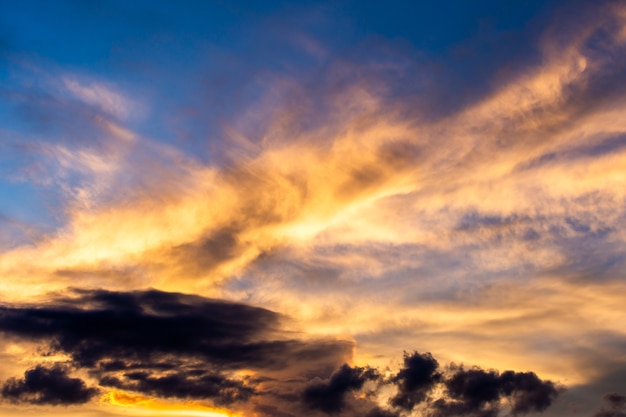 Bunter dramatischer Himmel mit Wolken bei Sonnenuntergang.