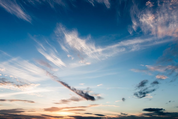 Bunter dramatischer Himmel mit Wolken bei Sonnenuntergang.