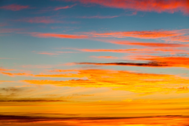 Bunter dramatischer Himmel mit Wolken bei Sonnenuntergang.