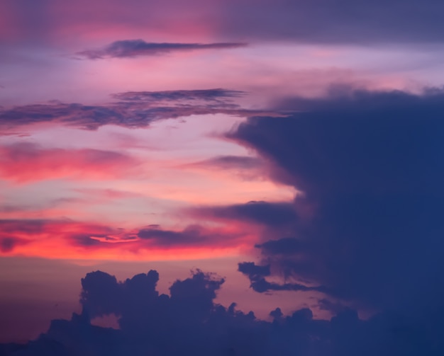 Bunter dramatischer Sonnenuntergang mit Dämmerungsfarbenhimmel und Wolken