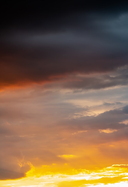 Bunter drastischer Himmel am Abend