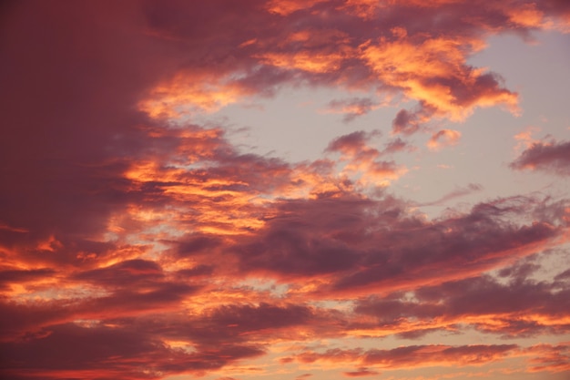 Bunter drastischer Himmel der Schönheit mit Wolke bei Sonnenuntergang