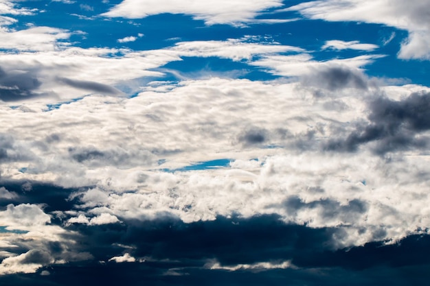 bunter drastischer Himmel mit Wolke bei Sonnenuntergang