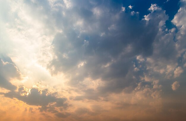 bunter drastischer Himmel mit Wolke bei Sonnenuntergang