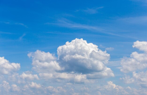 bunter drastischer Himmel mit Wolke bei Sonnenuntergang