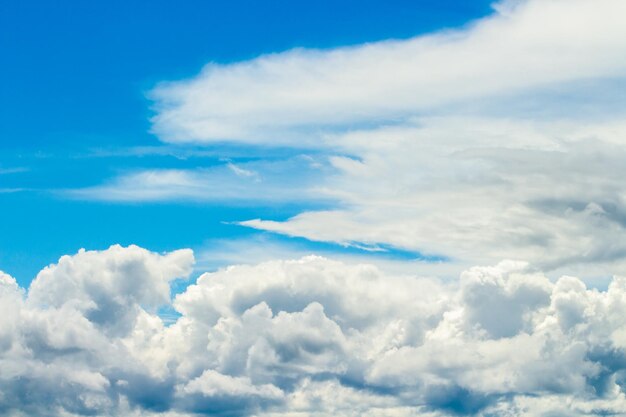 bunter drastischer Himmel mit Wolke bei Sonnenuntergang