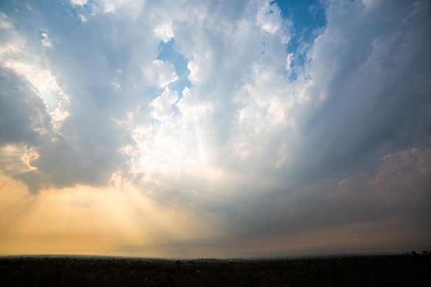 bunter drastischer Himmel mit Wolke bei Sonnenuntergang