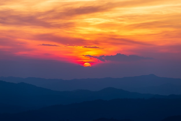 Bunter drastischer Himmel mit Wolke bei Sonnenuntergang