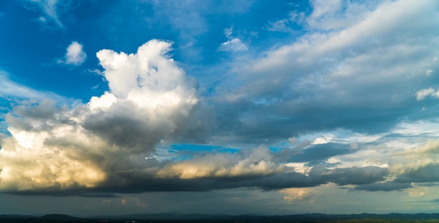 Bunter drastischer Himmel mit Wolke bei Sonnenuntergang