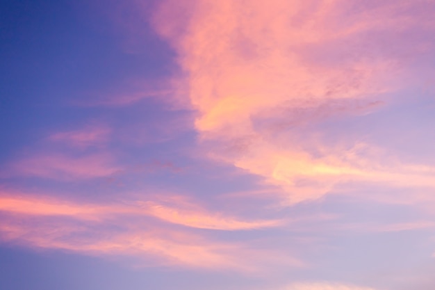 bunter drastischer Himmel mit Wolke bei Sonnenuntergang.