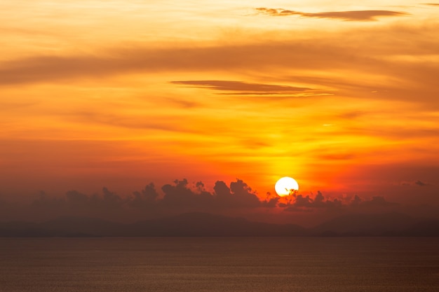 bunter drastischer Himmel mit Wolke bei Sonnenuntergang.