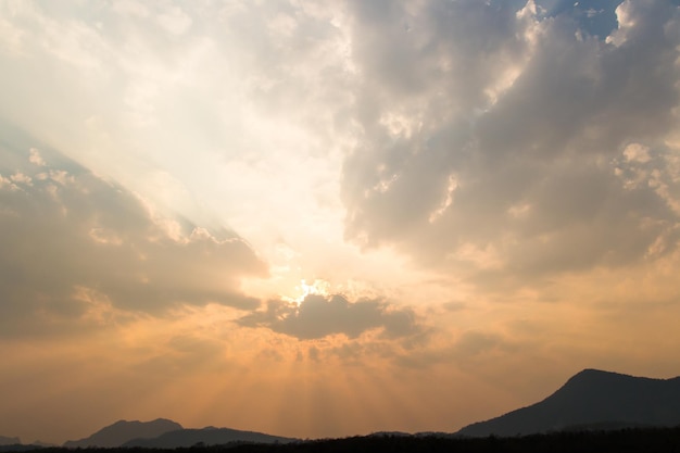 bunter drastischer Himmel mit Wolke bei Sonnenuntergang