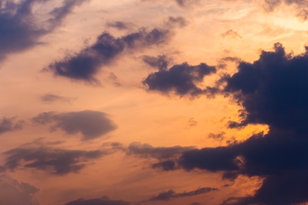 bunter drastischer Himmel mit Wolke bei Sonnenuntergang