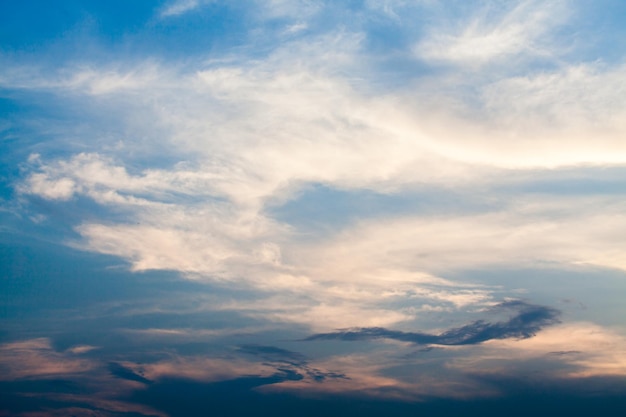 bunter drastischer Himmel mit Wolke bei Sonnenuntergang